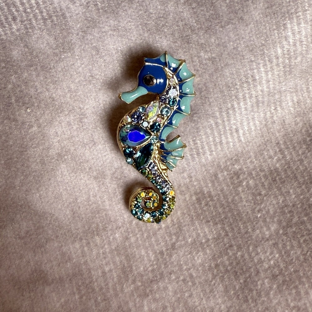 Small Brilliant Seahorse Brooch Pin Blue Rhinestones Gold Tone‎ Metal - Picture 2 of 5
